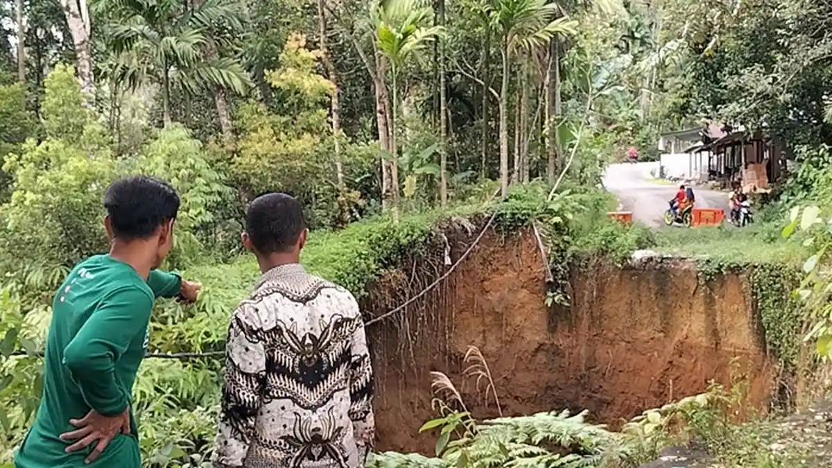 Warga Sikucua Timur Padang Pariaman Gantungkan Harapan Perbaikan Jalan yang Amblas Sejak Tahun 2018