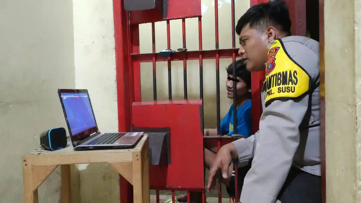 Memanusiakan Manusia, Bhabinkamtibmas Polsek Pangkalan Susu Nobar Piala Dunia Bareng Tahanan