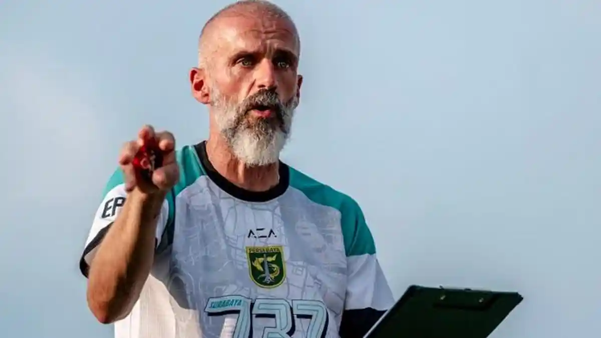 Reaksi Santai Eduardo Perez Saat Permainan Persebaya Disebut Buruk