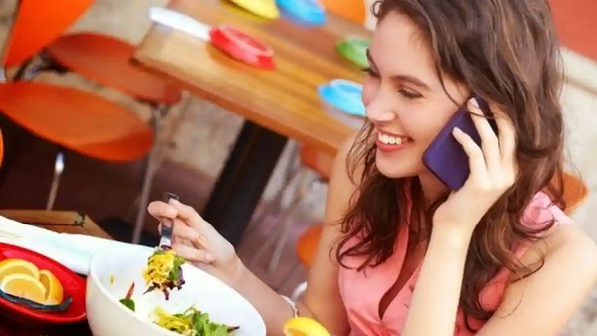 Makan Sambil Main Ponsel Berbahaya, Ini yang Akan Terjadi pada Tubuh Jika Terus Diakukan
