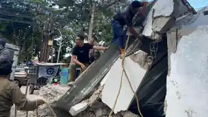 Satpol-PP-Kota-Bandung-saat-membongkar-garasi-yang-dibangun.jpg