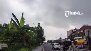 Awan-mendung-di-atas-Jalan-Prof-Dr-R-Soeharso.jpg