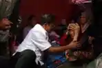 Mensos Kunjungi Korban Kebakaran Krukut