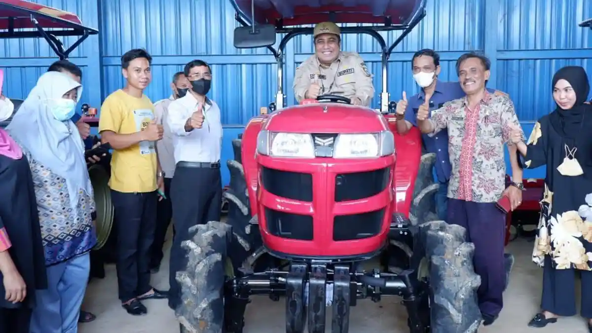 Bupati Maros Serahkan Tujuh Alsintan Berupa Traktor Terbaik Seharga Rp 2,1 Miliar pada Kelompok Tani