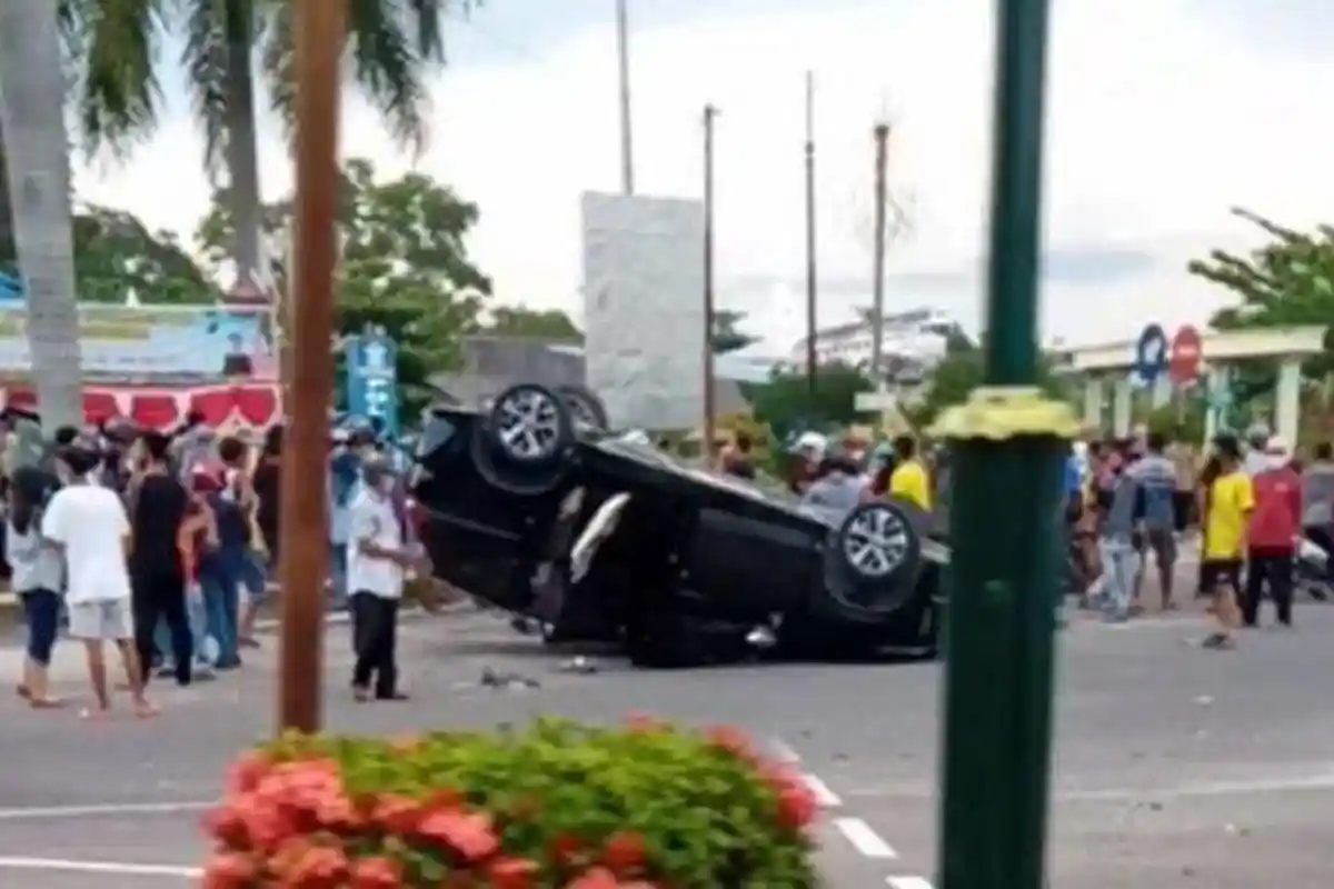 Sopir Mobil Fortuner Ugal-ugalan, Tabrak Xpander hingga Terbalik di Pos TNI AU