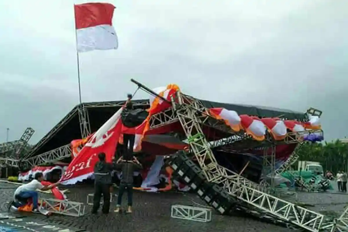 Panggung Reuni 212 Ambruk? Netizen: Bendera Merah Putih Tetap Berkibar dengan Gagahnya!