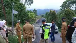 Peninjauan-perbaikan-jalan-di-Poros-Desa-Kahayya-Kecamatan-Kindang-Bulukumba.jpg