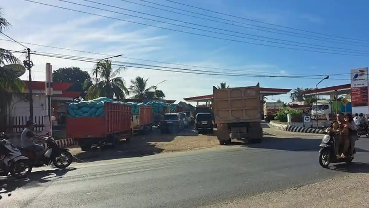 Antrean Truk BBM di SPBU Ogan Ilir Mengular Nyaris 24 Jam, Pengendara Was-was Makan Badan Jalan