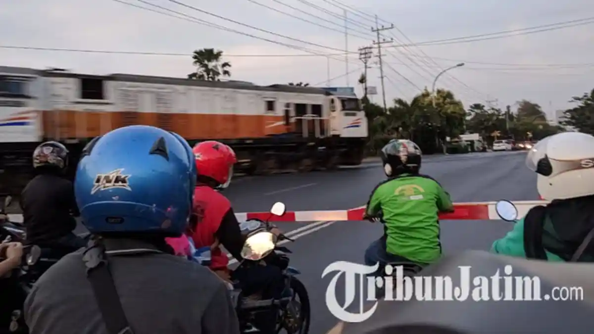 Waspada, Perlintasan Double Track Babat-Gresik Masih Jadi Biang Kemacetan dan Rawan Laka 