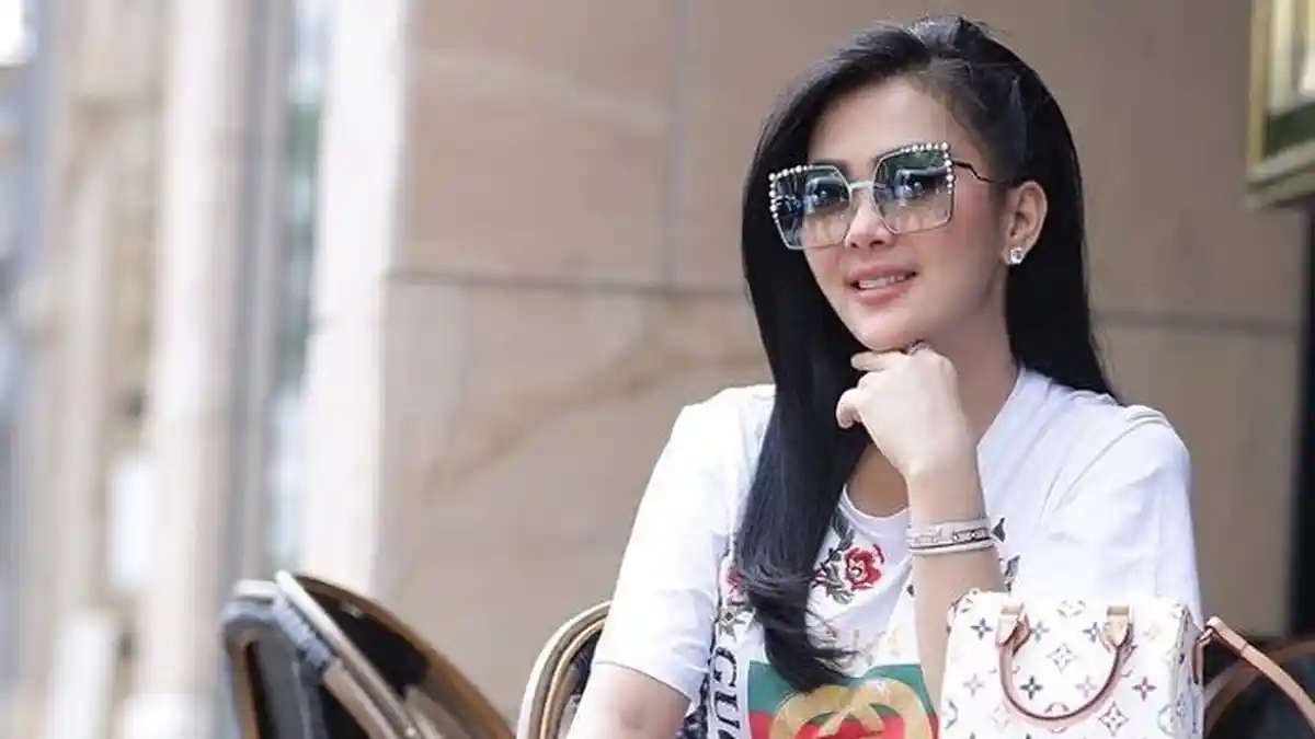 Syahrini Naik Helikopter Resmikan Toko Kue di Bandung