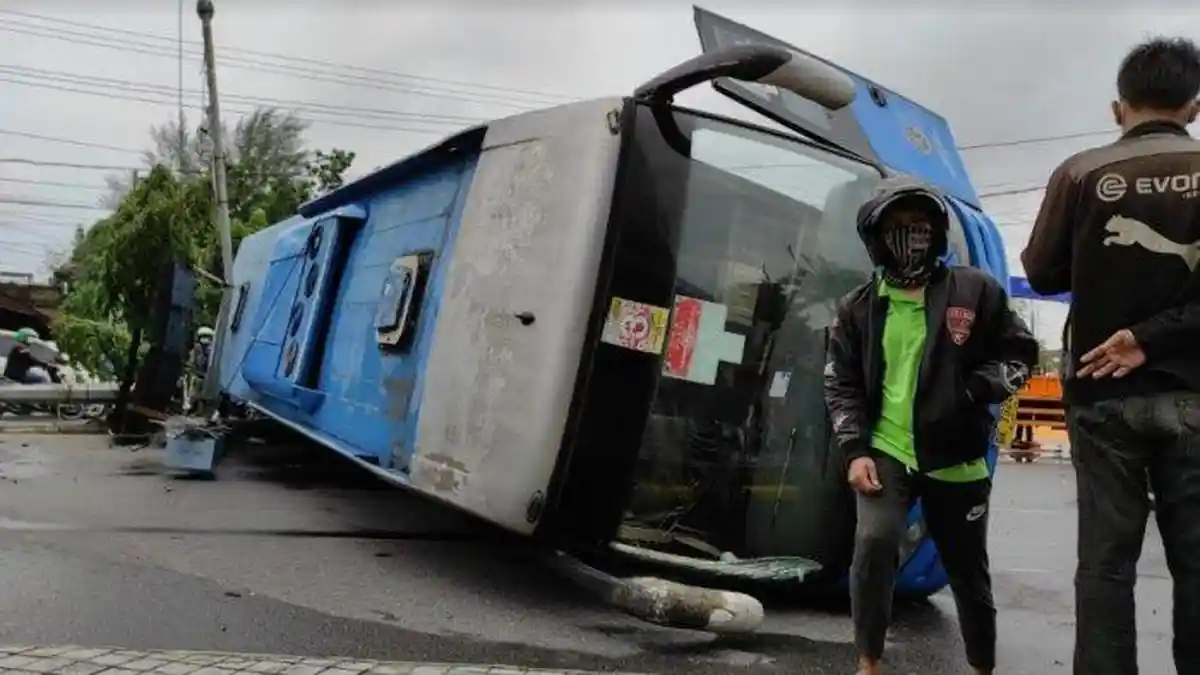 Tabrakan antara Damri dan Truk Pengangkut Jagung, Sebabkan Macet dan Jagung Bertaburan di Jalanan