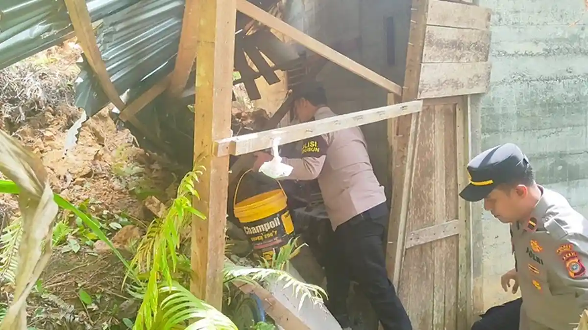 Dua Unit Rumah Tertimbun Longsor di Aceh Barat, Polisi Bantu Evakuasi Isi Rumah 