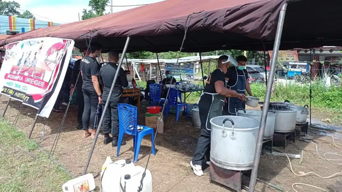 Sat Brimob Polda Papua Barat Buka Dapur Lapangan Layani Masyarakat Terpapar Covid-19