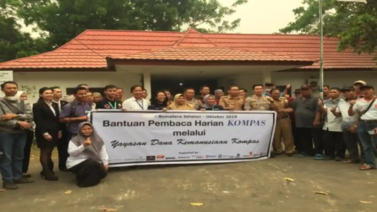 Harian Kompas Bagi-bagi Masker dan Tabung Oksigen di Kelurahan Gandus Palembang