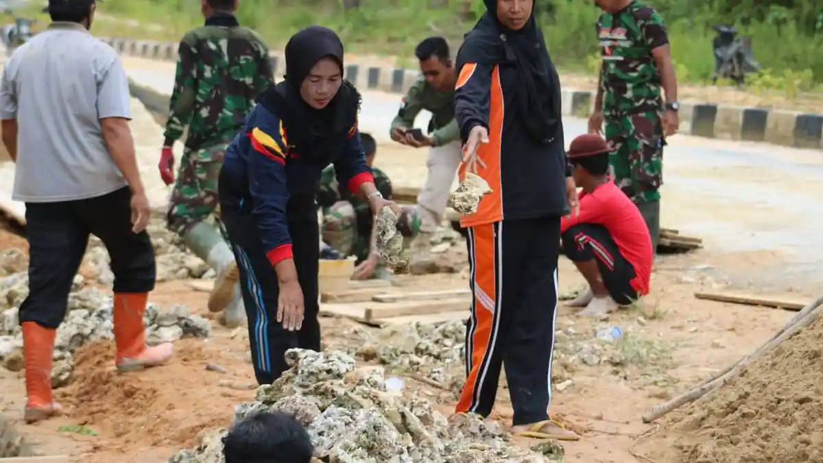 Aksi Dua Kartini Bantu Satgas TMMD, Motivator Bagi Kaum Adam