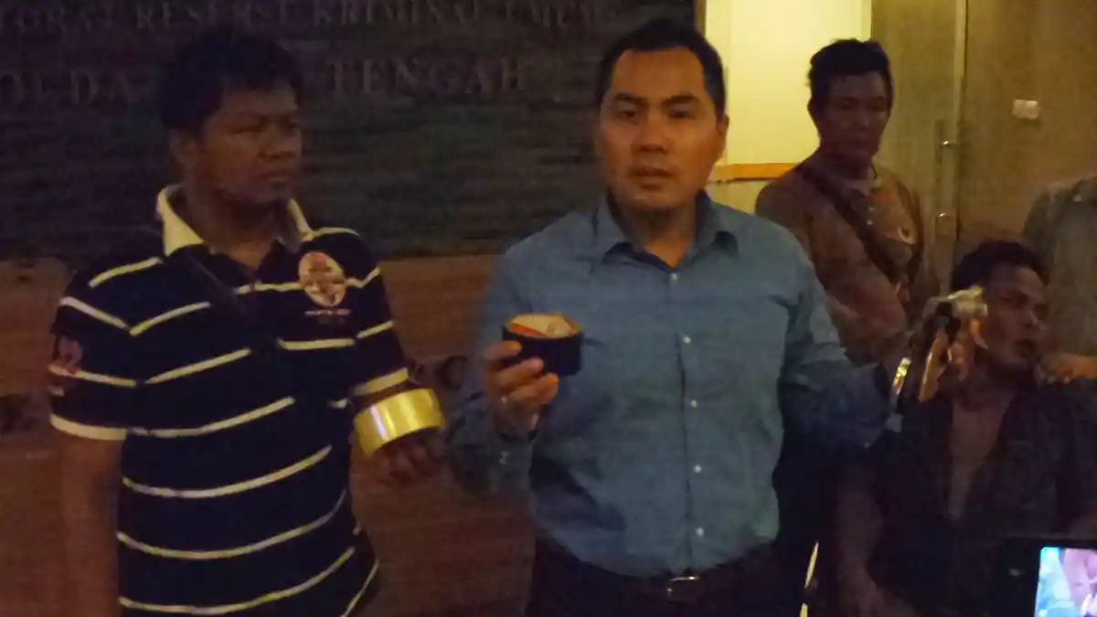 Perampok Balas Tembakan Peringatan Petugas Dengan Todongkan Pistol