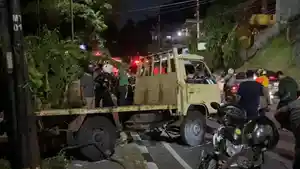 Kecelakaan-melibatkan-truk-dan-kendaraan-lain-di-turunan-Gombel-Banyumanik.jpg