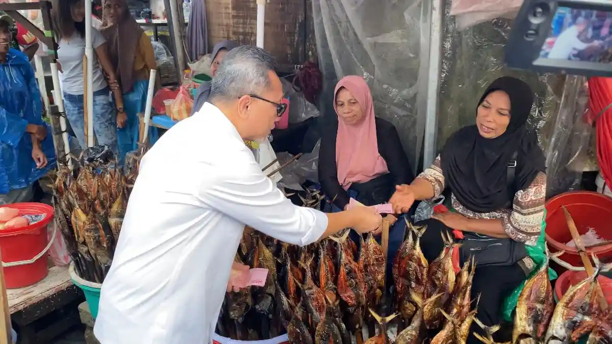 Mendag Zulkifli Hasan Bagi-bagi Uang ke Pedagang Saat Pantau Harga di Pasar Mardika Ambon