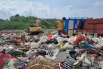 Petugas-DLH-Kabupaten-Malang-sedang-mengeluarkan-sampah.jpg