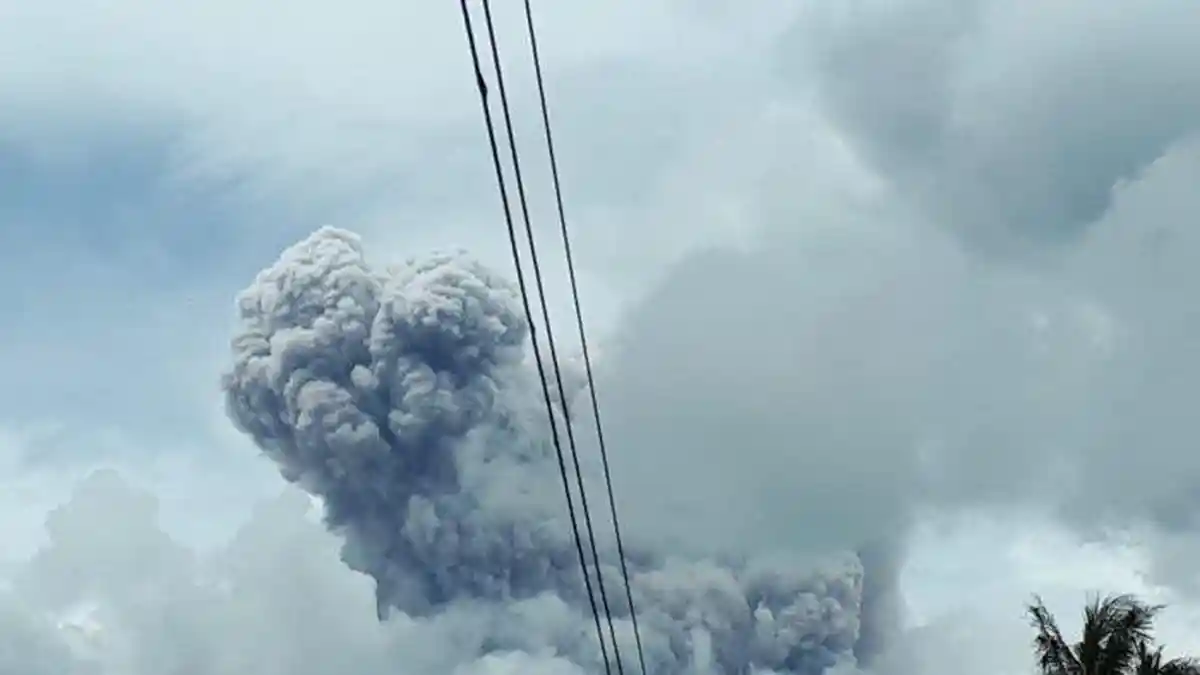 Merapi Meletus Besar, Sebagian Gunung Tampak Tertutupi Awan Tebal