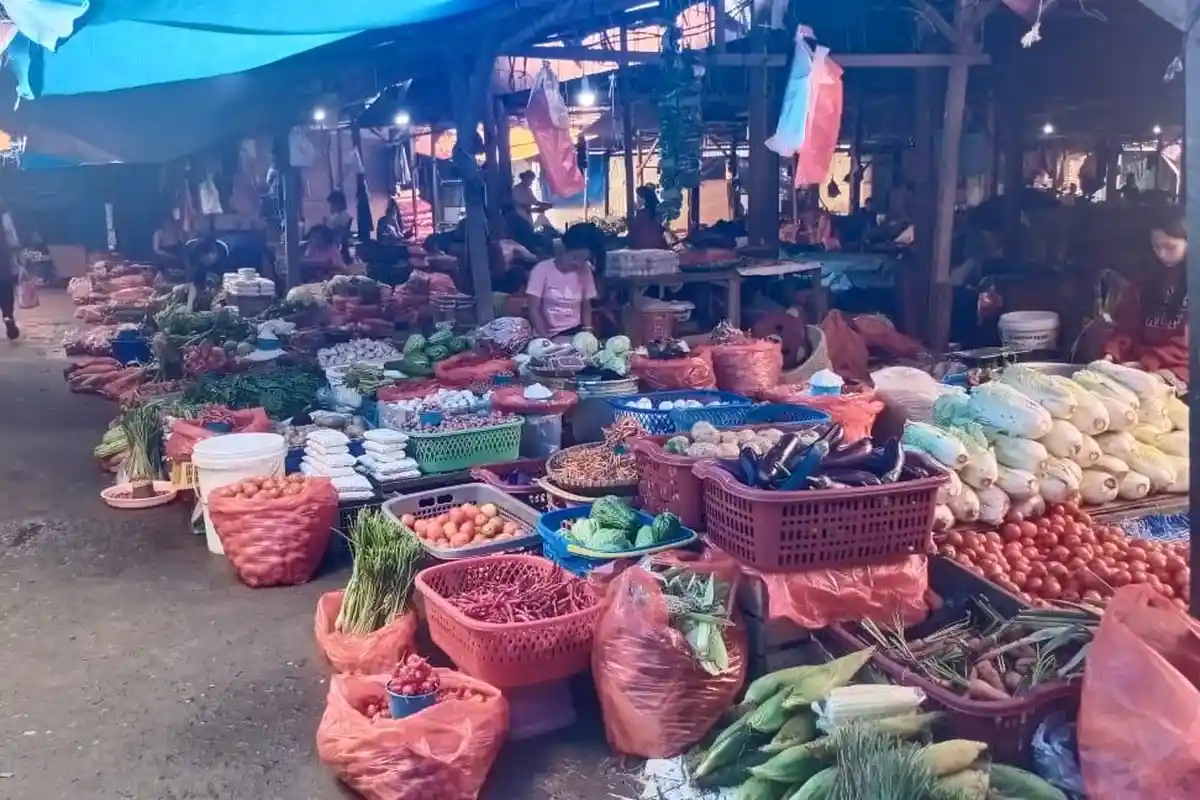 Harga Tomat dan Cabai Turun di Pasar Makale, Pedagang Harap Stabil Jelang Akhir Tahun