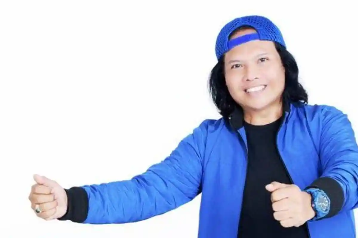 Maju Jadi Caleg, Penyanyi Dangdut Ageng Kiwi Kampanye Sambil Main Kuda Lumping