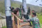 Satgas YR 142/KJ Bersama Warga Perbaiki Tangga Jembatan