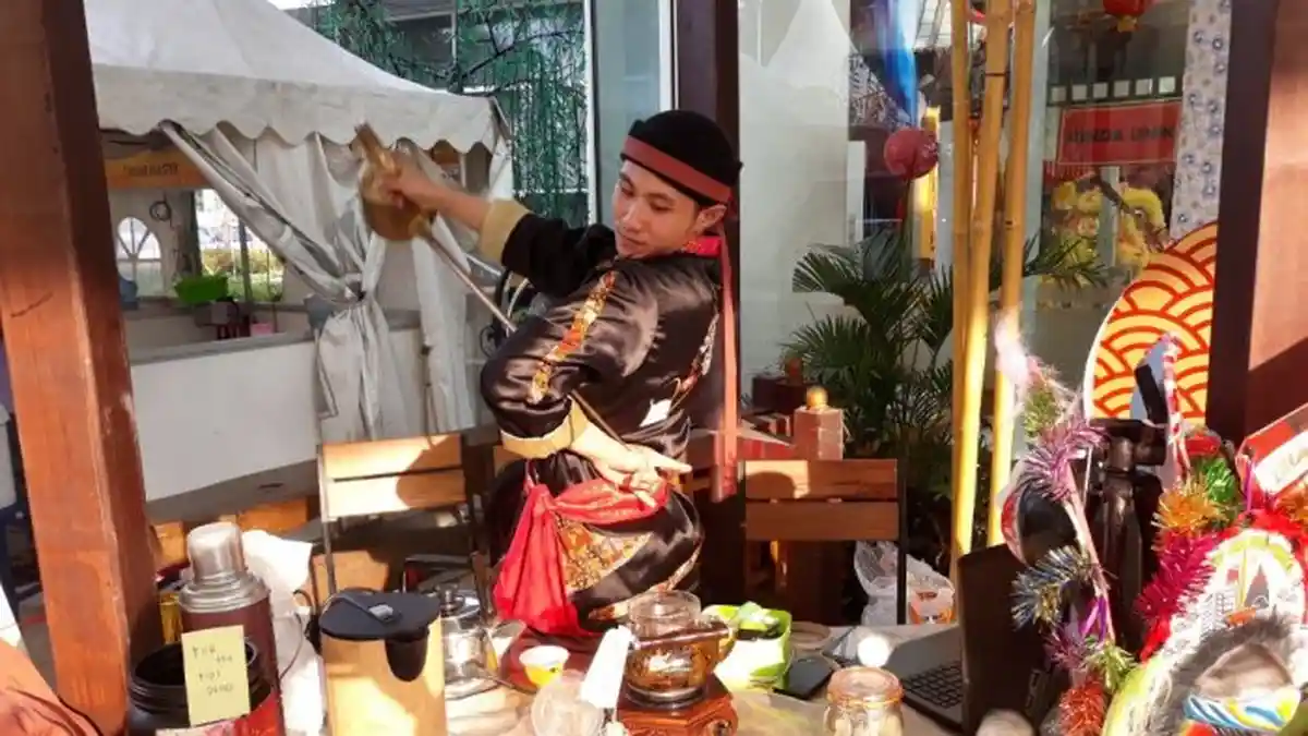 Diracik dengan Jurus Kungfu, Teh Buatan Adam Lie Disukai Artis-artis