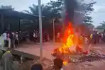 20260412_warga-bakar-motor.jpg