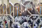 ribuan-warga-saat-melaksanakan-salat-idulfitri-1444-hijriah-di-masjid-agung-cimahi.jpg