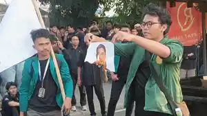 Mahasiswa-UNJ-saat-melakukan-aksi-bertajuk-UNJ-Melawan-di-Jalan-Pemuda.jpg