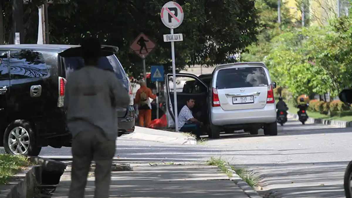 FOTO: Rambu Larangan Parkir di Jalan Diponegoro Kerap Tidak Diindahkan - FOTO_Rambu_Larangan_Parkir_di_Jalan_Diponegoro_Kerap_Tidak_Diindahkan_2.jpg