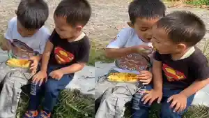 video-viral-romantisnya-anak-lelaki-ini-telaten-suapi-adiknya-makan-nasi-kuning.jpg