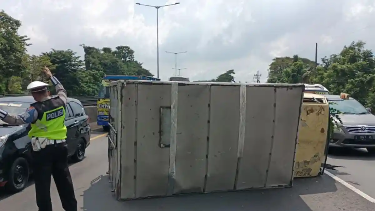 Detik-detik Truk Terguling di Tol Gunungsari-Waru, Begini Nasib sang Sopir