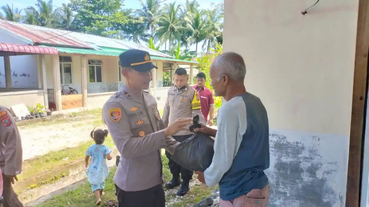Peduli warga kurang mampu, Polsek Lahewa Bantu Penerima Layak