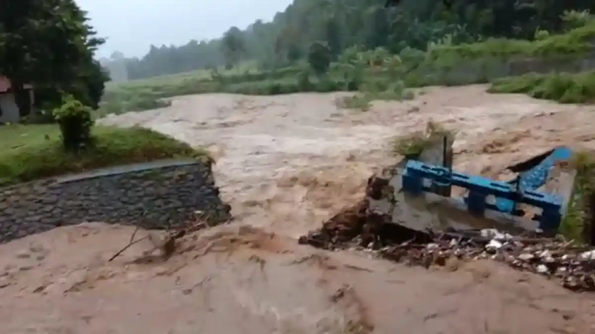 Selain Longsor, Cibeber Cianjur pun Diterjang Banjir, Sungai Cikondang Meluap