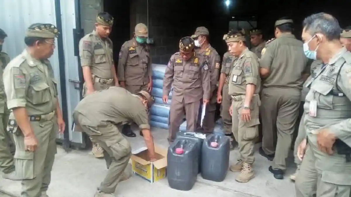 Jelang Peringatan Hari Arak, Satpol PP Bali Sidak 190 Liter Arak Gula Pasir 