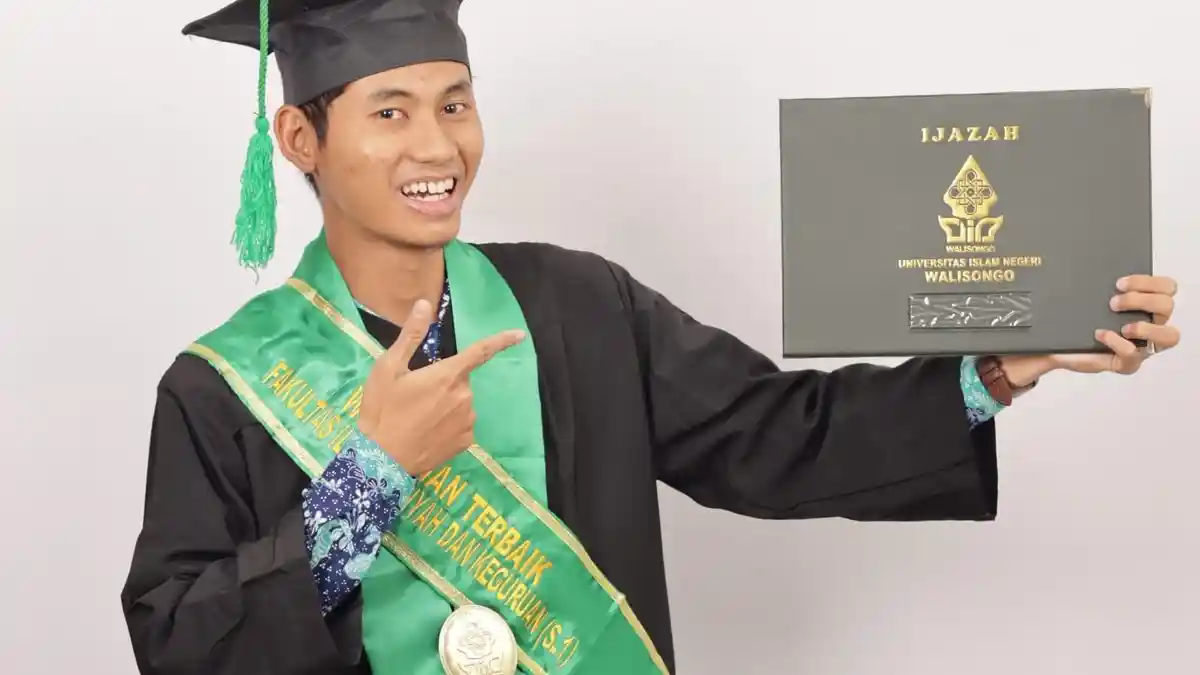 Fawaid, Wisudawan PAI UIN Walisongo Peraih Cumlaude, Kini Mengabdi di MTsN Rembang