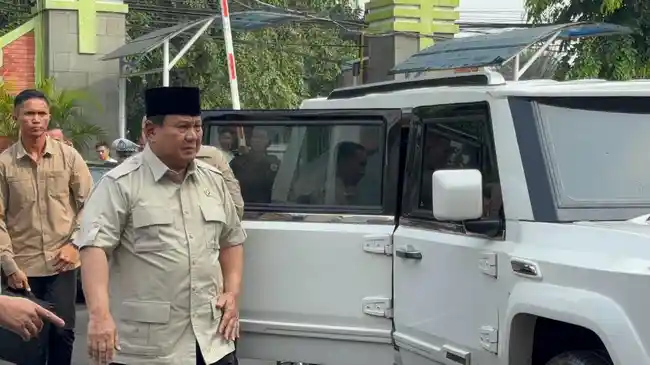 Prabowo Jenguk Korban Kecelakaan Kereta di RSUD Bekasi Didampingi Seskab dan Mensesneg