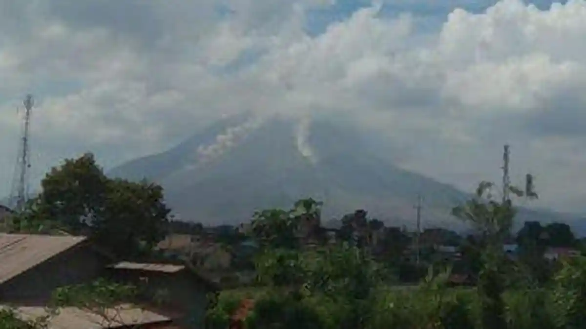 Gunung Sinabung 'Batuk-batuk' Gugurkan Awan Panas Hingga 2 Kilometer