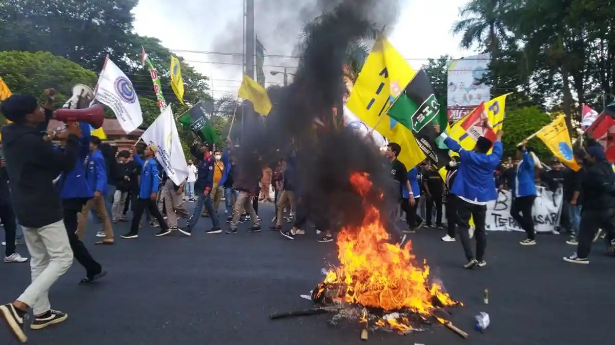 Massa Aktivis 3 Pergerakan Mahasiswa di Kudus Blokir Jalan Raya, Demo Tolak Kenaikan Harga BBM