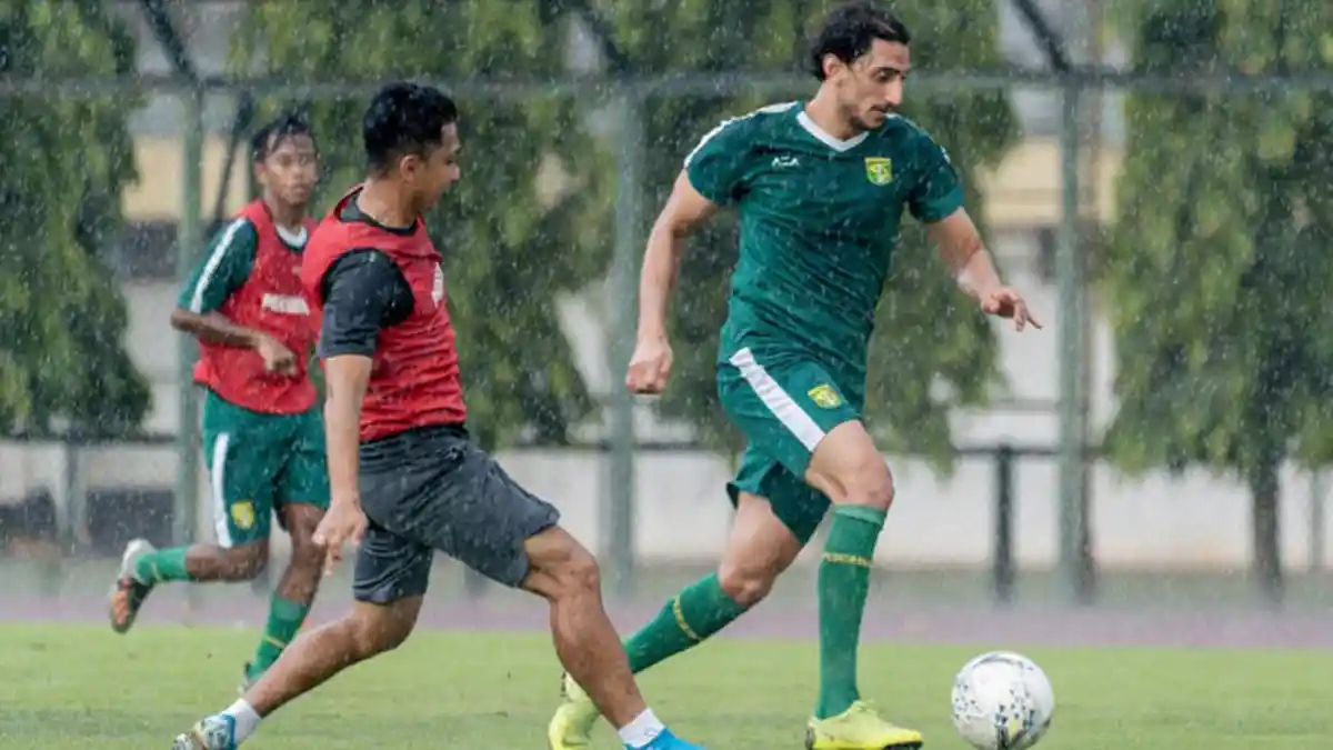Ditarget Juara Musim ini, Skuat Persebaya Tetap Semangat Berlatih di Bawah Guyuran Hujan Deras