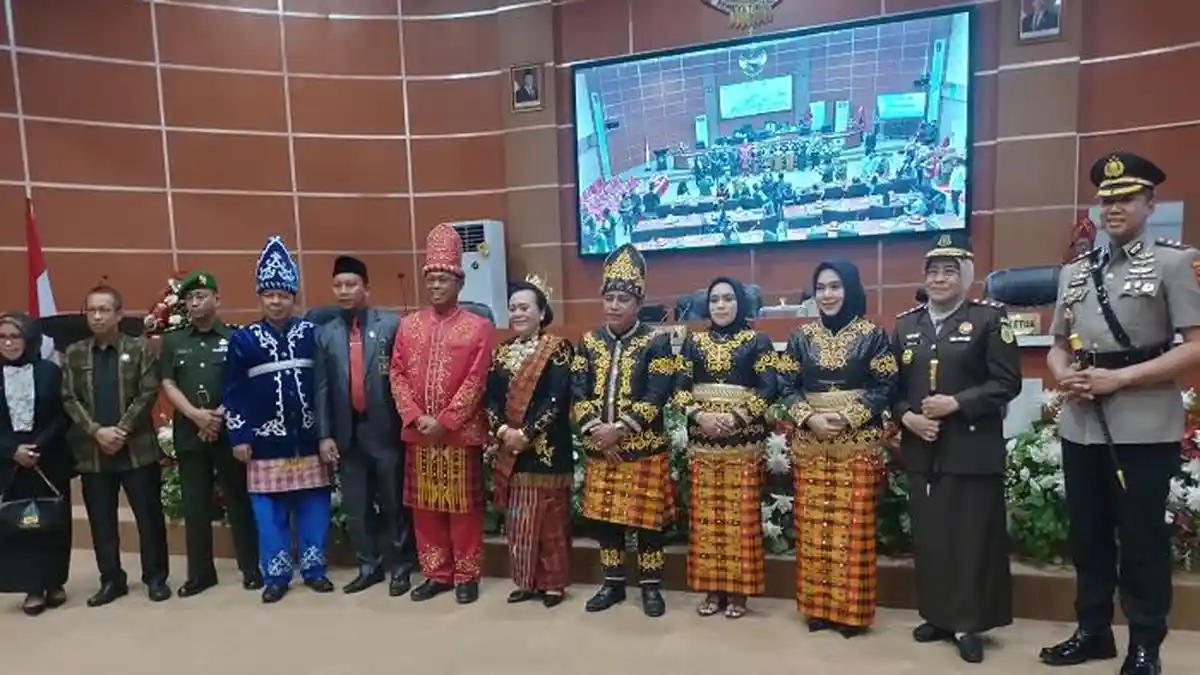 Rapat Paripurna HUT Kolaka ke-65, Wabup dan Ketua DPRD Kompak Kenakan Pakaian Adat Tolaki