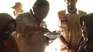 TERIMA-BANTUAN-Presiden-Prabowo-menyantap-menu-untuk-korban-banjir.jpg