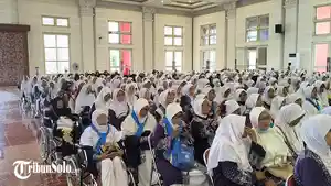 JEMAAH-HAJI-KLATEN-Calon-jemaah-haji-2025-asal-Klaten-mengikuti-pamitan-di-Grha-Bung-Karno.jpg