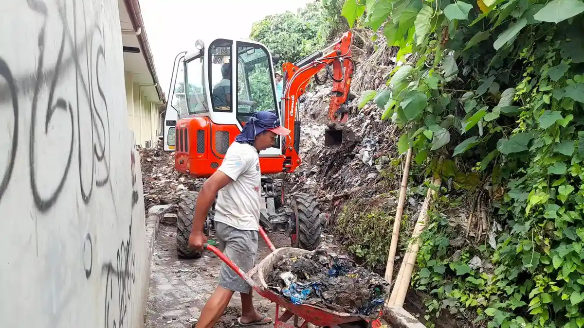 Alat Excavator Mini Dikerahkan untuk Keruk Material Longsor di Bukit Gunung Brintik Semarang