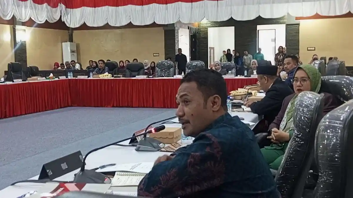 Paripurna DPRD Malteng, Qudus Tehuayo Buka-bukaan Sebut  OPD Copy Paste Penetapan APBD
