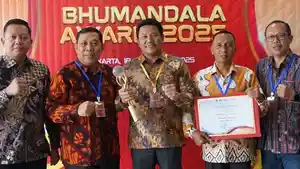 E-KENDA-Bupati-Sidoarjo-Subandi-saat-menerima-penghargaan-Bhumandala-Kanaka.jpg