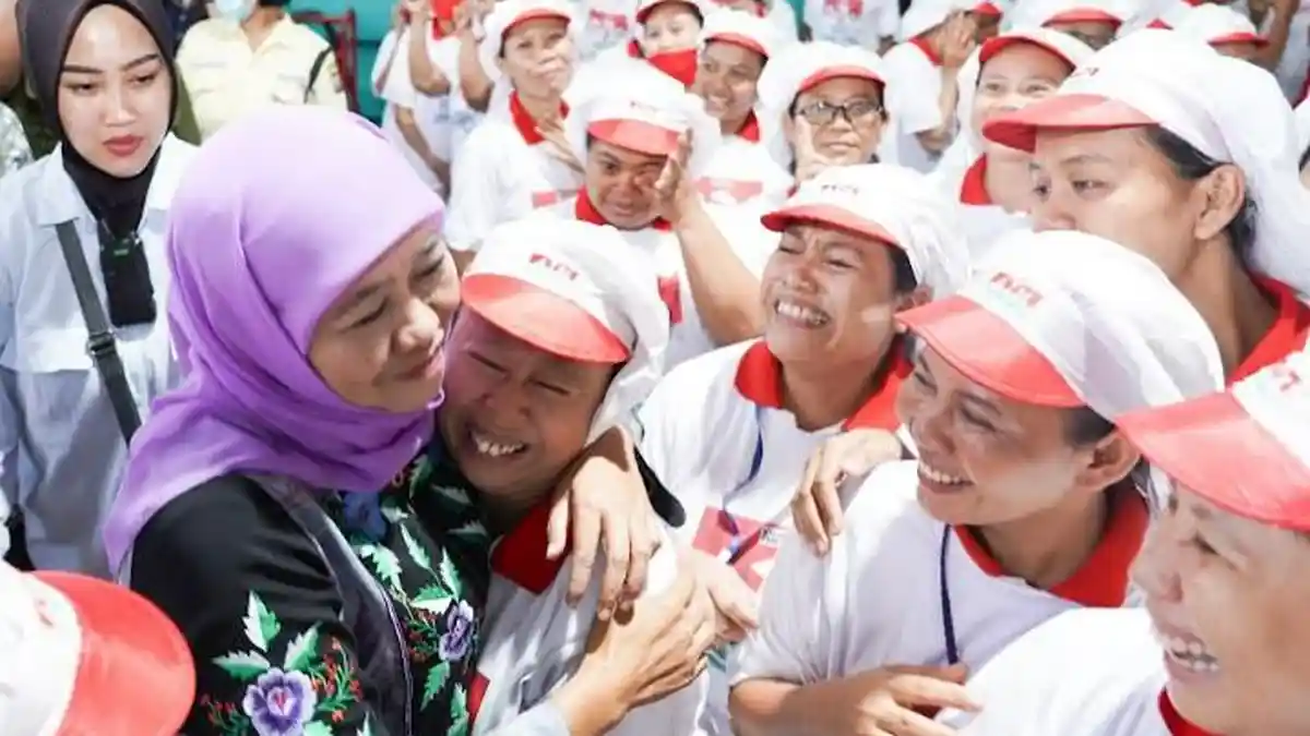 Seruan Menangkan Khofifah-Emil dari Buruh Menggema di Pabrik AIM Biskuit Sidoarjo