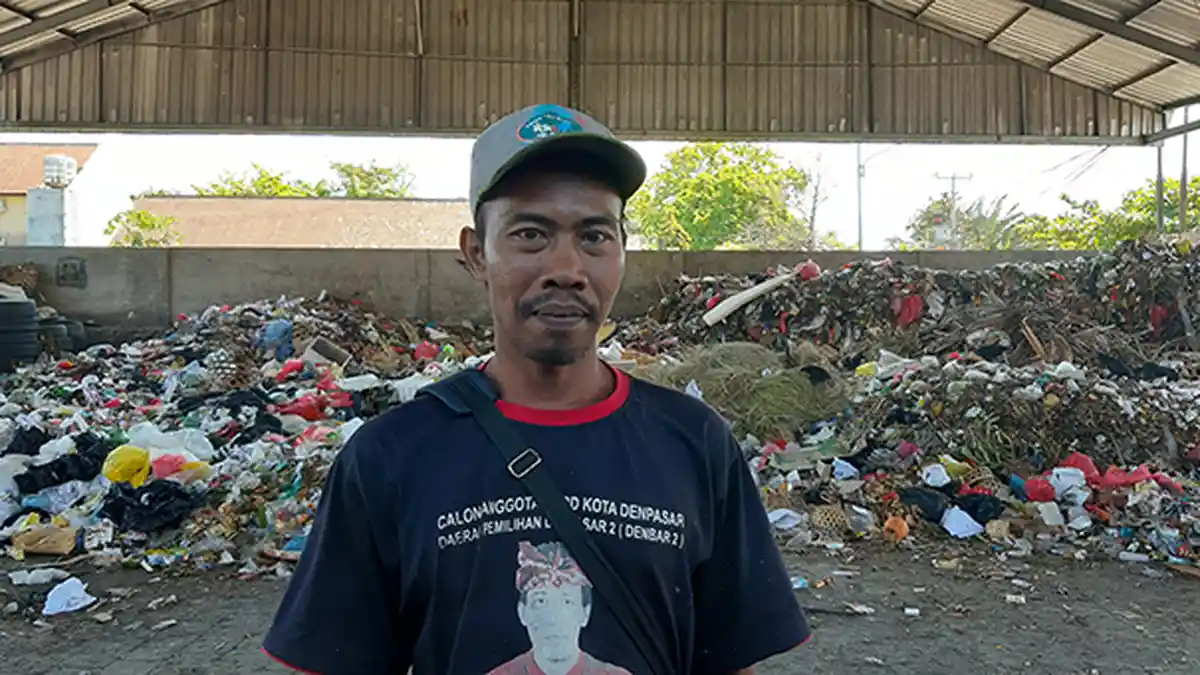 Kisah Suparman, Petugas Kebersihan TPS Sidakarya Yang Sering Makan Omelan Warga